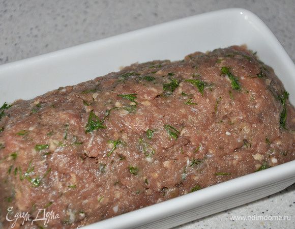 Сверху выложить остальной фарш. Придавить, разровнять. 