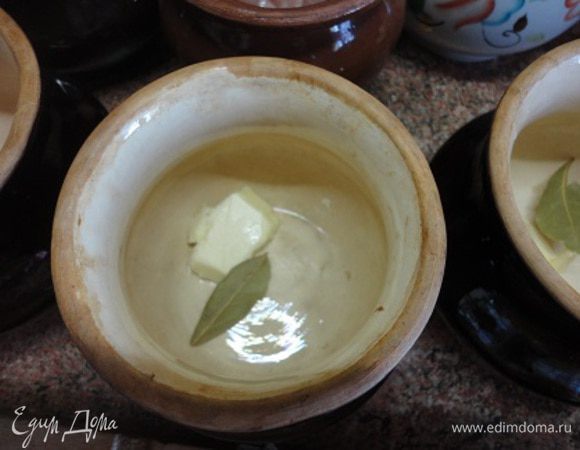 Говяжью вырезку ( или свиную, я в этом году готовила с куриной), картофель (или репу - так заявлено в рецепте, я в этом году два горшочка готовила с кабачками) порезать кубиками. Морковь натереть на крупной терке. Лук нашинковать полукольцами. Сметану смешать с раздавленным чесноком с добавлением соли. Лук пассеровать на растительном масле до полуготовности. Морковь отдельно тоже слегка поджарить на растительном масле, посолив и поперчив. На дно каждого горшочка положить по 25 г сливочного масла и одному лавровому листу.