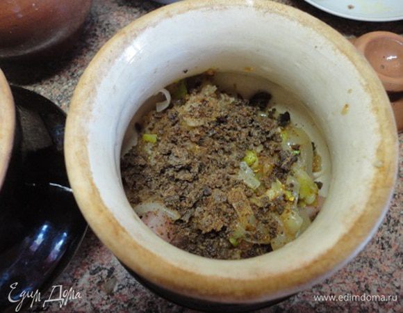 Мясо посолить, поперчить и выложить в горшочки, сверху слой лука и все присыпать сухарями.