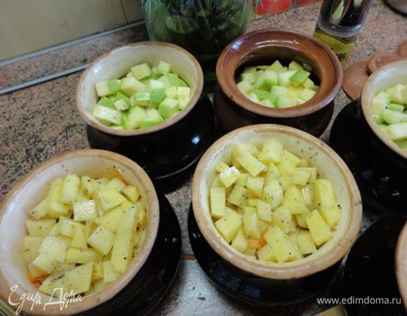 Картофель (вы видите и кабачки) посолить, поперчить и разложить по горшочкам. В каждый горшочек залить 50 г мясного или овощного бульона (или горячей воды), закрыть крышкой и поставить в холодную духовку. Нагреть до 220-250 градусов (зависит от сорта мяса) и запекать 40 минут.