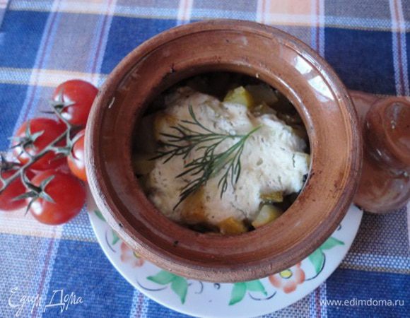 Ушное достать из духовки, снять крышки, добавить сметану и без крышки поставить на 5 минут в духовку. Подавать с зеленью и салатом из свежих овощей.