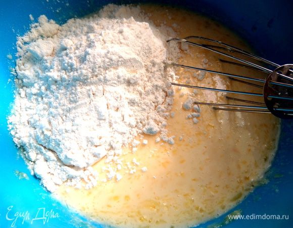 Всыпать муку с солью.