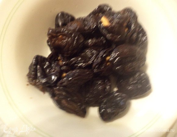 Сливочное масло охладить в морозилке.
Для начала приготовим "чёрные жемчужины". Чернослив на 10 минут залить кипятком, накрыть крышкой. Воду слить. Начинить чернослив кусочками орехов.