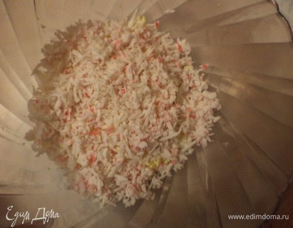 Теперь приступаем к сборке салата. 
На дно салатницы выложить половину яиц, четвёртую часть крабовых палочек, смазать майонезом, слегка присолить.