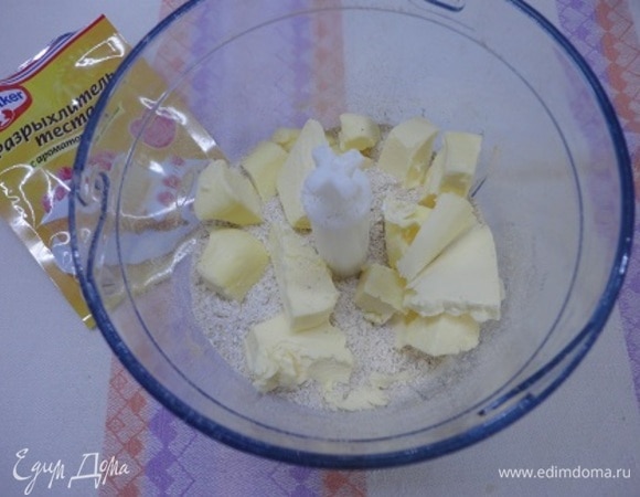 Масло, 1/3 сахара, муку, разрыхлитель, соль и яйцо смешать в блендере или руками.