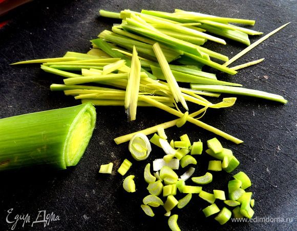 Немного лука порея и зелёного лука измельчить...Всё в меру!