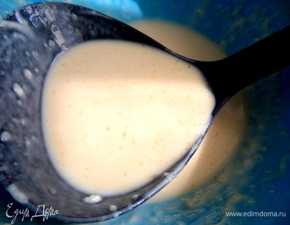 Начинаем жарить блинчики. Тесто жидкое и берём немного.