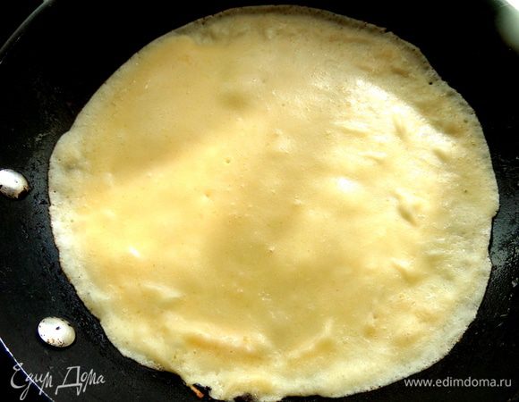 Жарить лучше на непригораемой сковороде,смазав любым маслом.