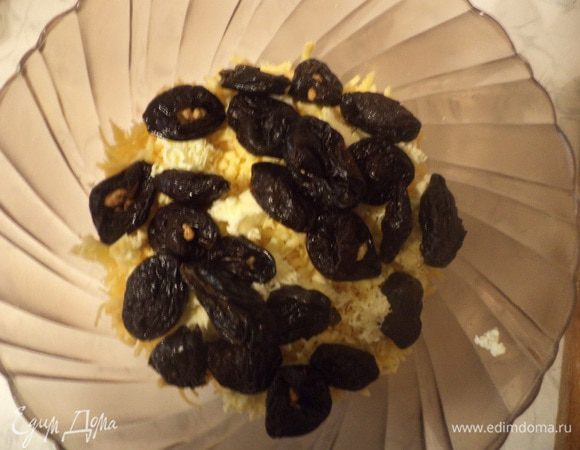 Выложить половину сыра, половину натёртого масла, чернослив.