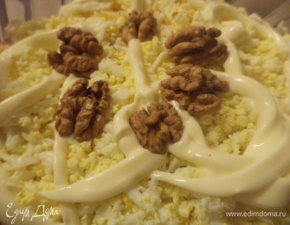 Теперь выкладываем оставшиеся три четверти крабовых палочек, смазать майонезом, немного присолить, выложить оставшуюся половину сыра, половину масла, оставшиеся яйца. 
Смазать майонезом, присолить. украсить половинками грецких орехов.
Приятного Вам аппетита!!!
