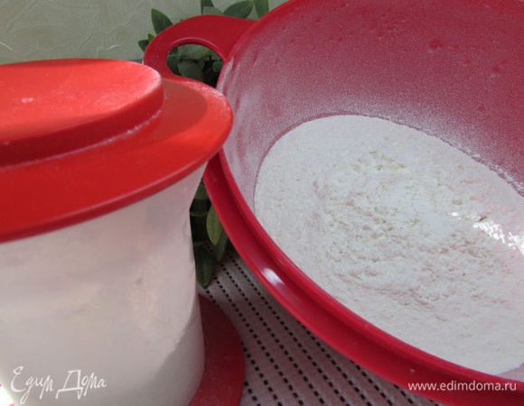 Муку просейте, для обогащения её кислородом.