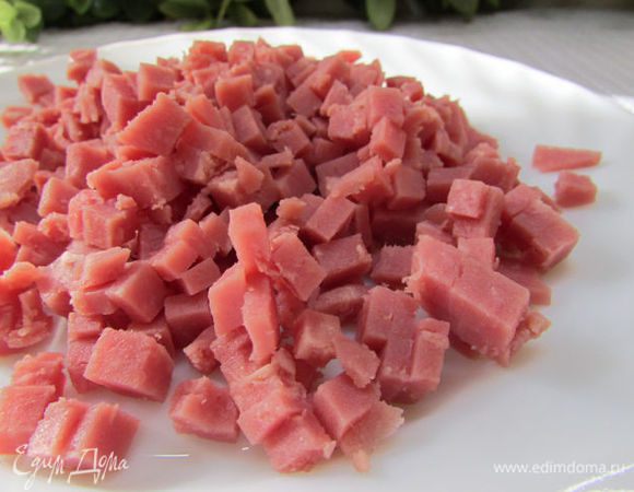 Ветчину нарежьте кубиками по 0,5-1 см.