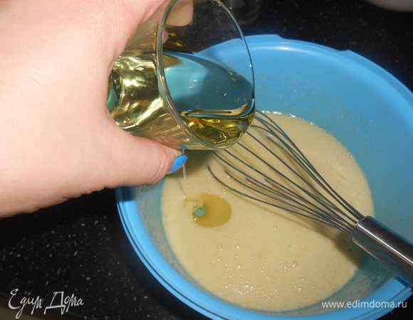Вливаем тонкой струйкой 100 мl масло, не останавливаемся, взбиваем.