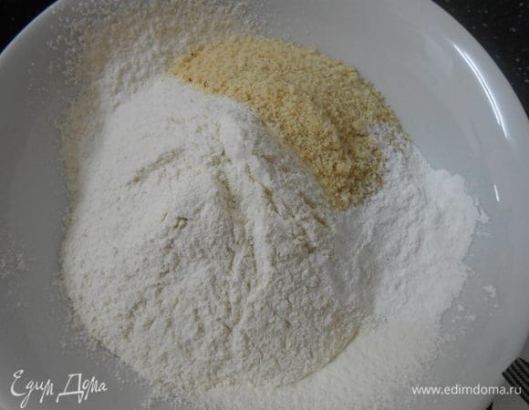 Смешиваем в миске муку, размельченный и поджаренный миндаль 60 gr, разрыхлитель.