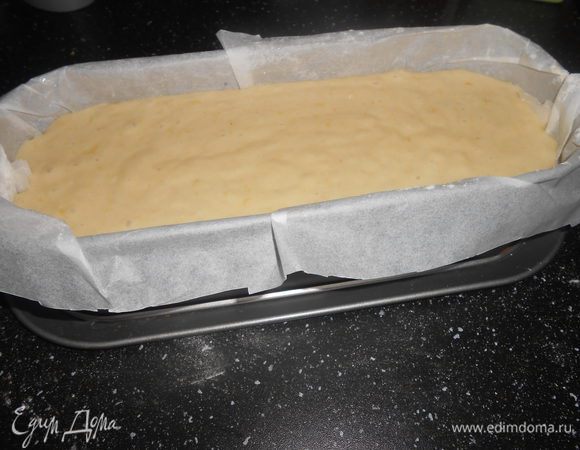 Перекладываем тесто в форму.Форма может быть продолговатой как для английского кекса или 22 см.
Выпекать при температуре 170 градусов 40-50 мин, проверять деревянной палочкой на готовность.