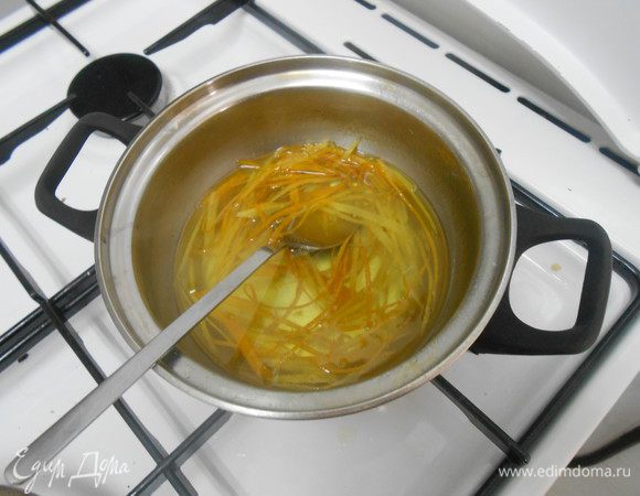 Как только сироп закипит, помешиваем и ждем 5 минут. Сироп готов.
Пирог пропитать сиропом как только выйдет из духовки и подождать когда полностью охладится при комнатной температуре.