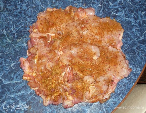 Тушку курицы вымыть, обсушить. Разрезать по грудке и развернуть книжкой. Крылышки отрезать. И отделить аккуратно  косточки от куриного мяса, стараясь не повредить кожу. Посыпать сверху солью, специями. Стараться, чтобы мясо было примерно одинаковой толщины. 