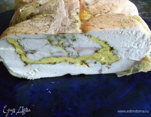 В кастрюлю налить воду, добавить лук, лавровый лист, гвоздику и довести до кипения. В кипящей воде  отварить руляду. Время приготовления зависит от размеров курицы, но примерно 1-1,5 часа. Готовую руляду вынуть из бульона и положить под гнет до полного остывания.