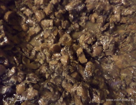 Добавить пропущенный через чеснокодавку чеснок, майоран, сметану, тщательно перемешать.