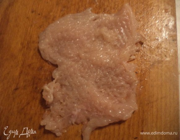 Куриное филе разрезать на два пласта, затем каждый пласт нарезать на несколько частей и тонко отбить.