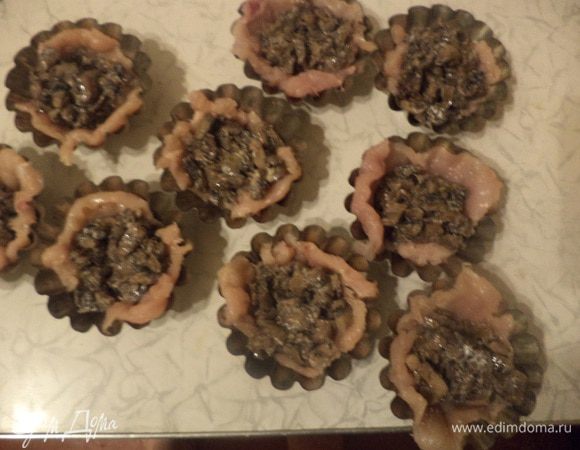Каждую форму наполнить грибной начинкой.