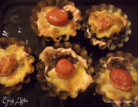 Запекать при температуре 180 градусов 30 - 40 минут.
Готовые кексы вынуть из форм. Вкусно и тёплыми, и холодными. Но тёплыми, конечно, вкуснее.