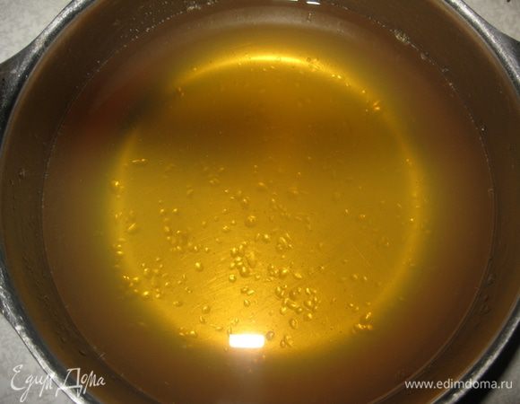 Разводим желатин из расчета 1,5 стакана горячей воды на 4 ст.л. желатина. Оставляем для набухания на 30-40 минут.