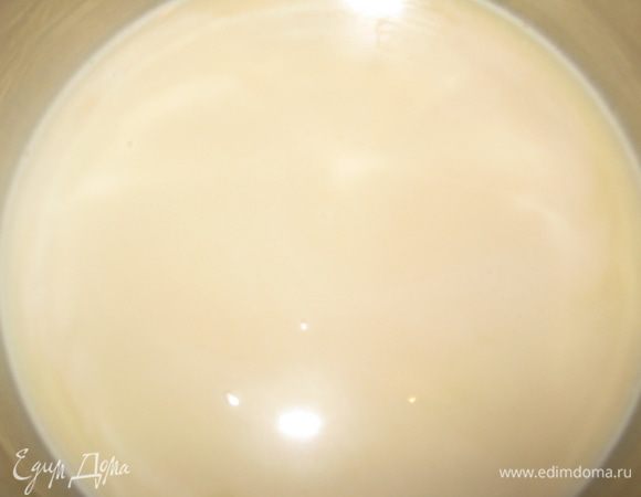 Перемешиваем в кастрюльке молоко, кофе и сахар. 2 раза доводим до кипения.