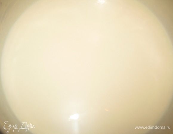 Затем вливаем сливки, перемешиваем и снова кипятим.
Добавляем ванилин. Перемешиваем.
Добавляем разбухший желатин в молочно- кофейную смесь, тщательно перемешиваем. 
Остужаем.