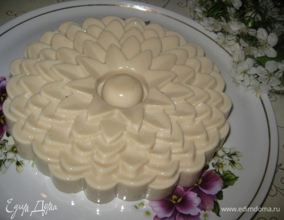 Для извлечения десерта из формы, в миску наливаем горячую воду, опускаем форму на пару секунд и переворачиваем бланманже на блюдо.
Украшаем тертым шоколадом.
Bon appetit!