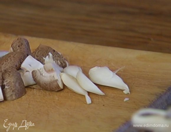 Зубчики чеснока почистить и разрезать пополам.