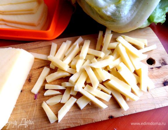 Сыр нарезать соломкой.