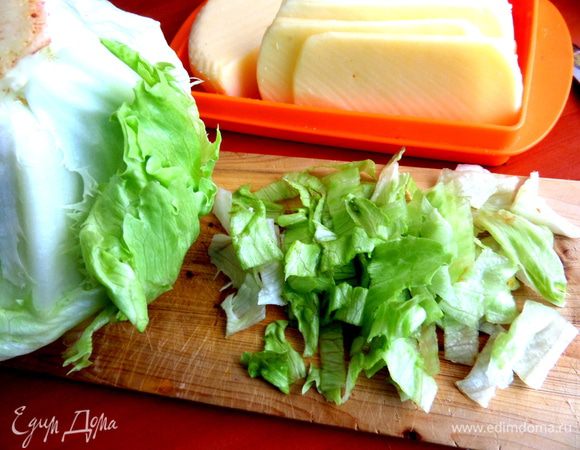 Салатные листья нарезать или порвать,как рекомендуют многие!