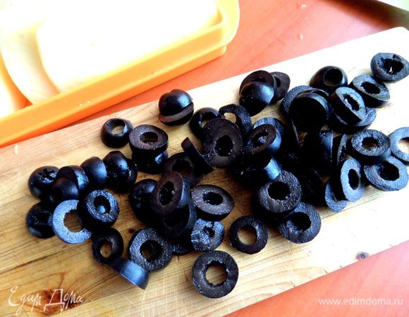 Оливки разрезать на кружочки.