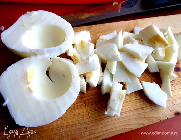 Белки отделить и тоже на длинные кусочки разрезать.