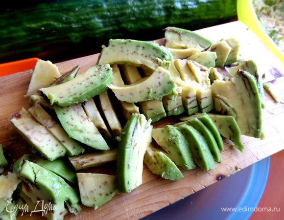 Авокадо очистить и тоже разделить на части.