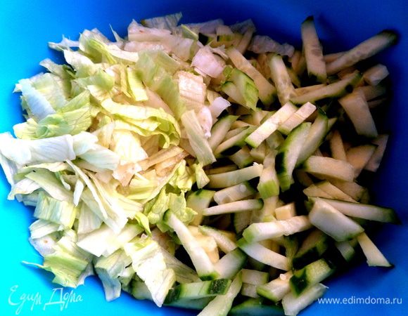 Соединяем салатные листья и огурец...