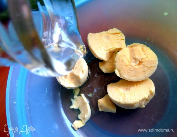 Для заправки в желтки влить масло...