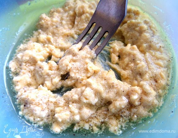 Размять всё вилкой. Густота регулируется маслом.