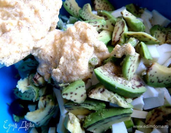 Вылить на салат.