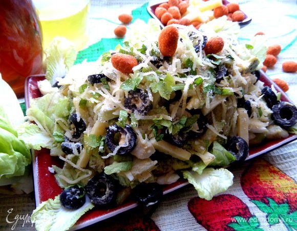 Подаём горкой по порциям.