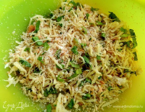 У меня оставалась сырно-сухарная крошка с зеленью от запеканки: http://www.edimdoma.ru/retsepty/65981-bavarskie-kolbaski-s-italyanskoy-pastoy-pod-syrnym-shtreyzelem