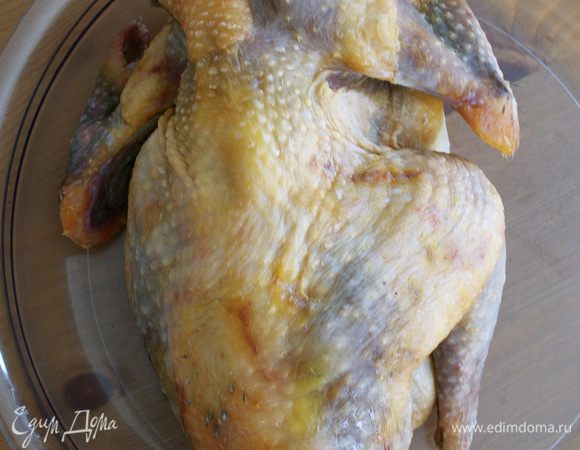 Подготовить цесарку. Предварительно удалить печенку и желудок. Тушку вымыть и обмаслить (при необходимости). Натереть цесарку перцем и солью.