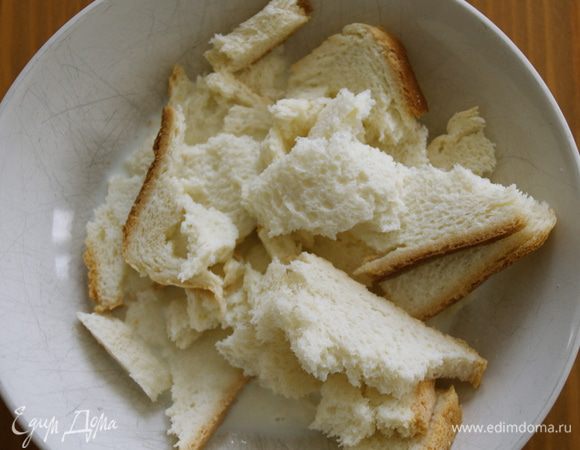 Хлеб замочить в теплом молоке.