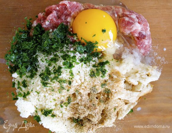 Подготовить фарш. В миске смешать фарш (у меня колбаска salsiccia), отжатый хлеб, яйцо, порубить и добавить печень и желудок, специи и петрушку. 