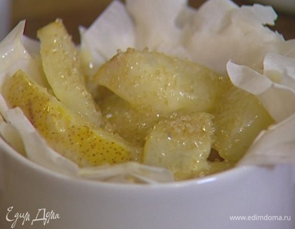 Наполнить их грушами в сливочном соусе, присыпать сахаром и отправить на 10 минут в духовку, а затем на 5 минут под гриль.