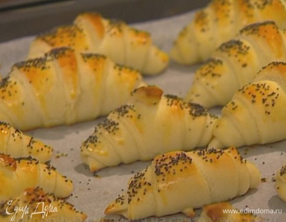 Яйцо слегка взбить, смазать рогалики и посыпать их маком. Выпекать в разогретой духовке около 20 минут.