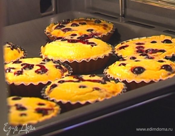 Тарталетки охладить, затем вынуть из формочек. 