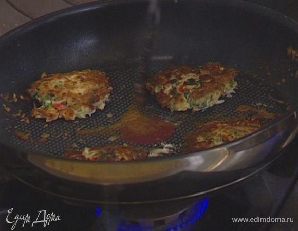 Жарить на сковороде по 2–3 минуты на каждой стороне. 