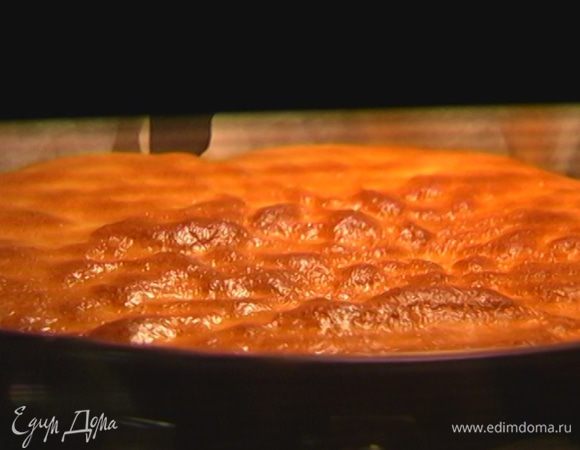 Готовый пирог присыпать сахарной пудрой.